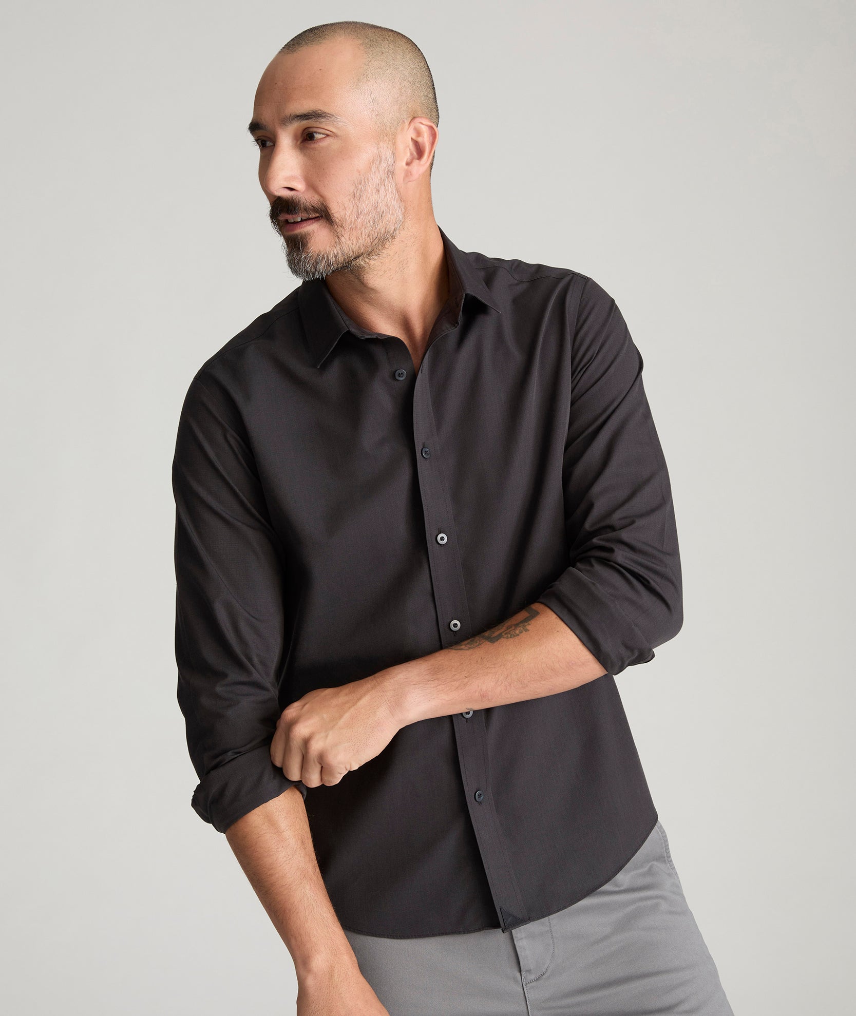Chemise noire anti-froissement en pierre