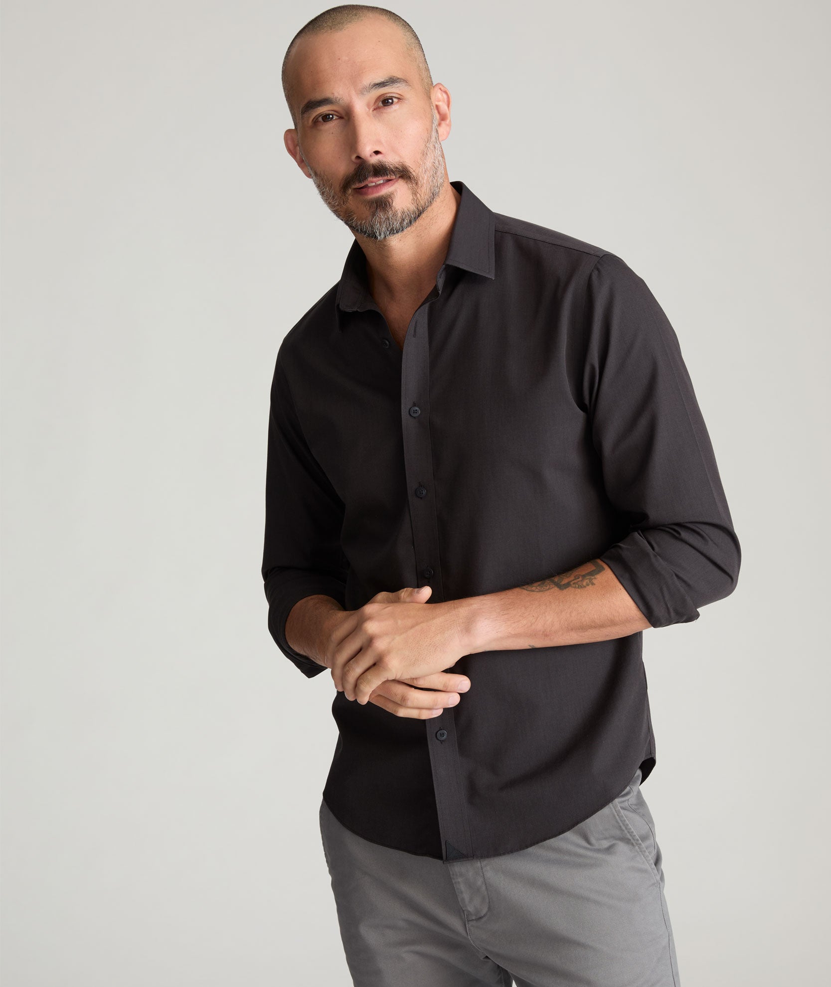 Chemise noire anti-froissement en pierre